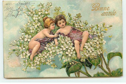 Carte Gaufrée - Nouvel An - Bonne Année - Enfants Assis Au Milieu De Branches De Lilas - New Year