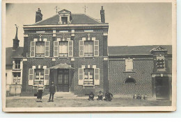 Carte Photo à Localiser - Couple Et Enfants Devant Une Maison, Pot De Lait - American Photographic Studio - A Identificar