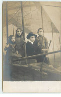 Carte Photo - Un Garçon Et Trois Jeunes Filles Dans Un Avion - Sonstige & Ohne Zuordnung