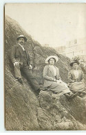 Carte Photo - SAINT-MALO - Deux Femmes Et Un Homme Sur Des Rochers - Saint Malo