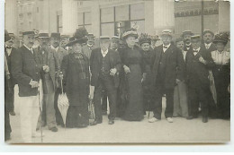 Carte Photo - VITTEL CONTREXEVILLE - Groupe D'hommes Et De Femmes - Au Palais Des Cartes - Contrexeville