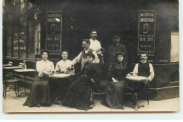 Carte Photo - Hommes Et Femmes à Une Terrasse De Café - Cafés