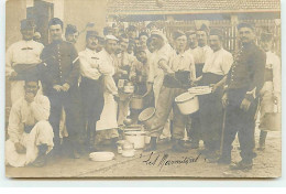 Carte Photo - Guerre 14-18 - Les Marmitons - Militaires Servant Le Repas - Guerra 1914-18