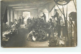 Carte Photo - Hommes Construisant Des Voitures Dans Un Atelier - Sonstige & Ohne Zuordnung