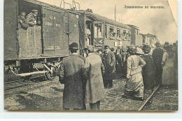 Bulgarie - SOFIA ? - Hommes Et Femmes Près D'un Train, Avec Des Militaires Dans Les Wagons - Bulgaria