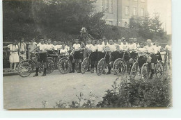 Allemagne - Jeunes Garçons Près De Vélos Au Milieu D'une Rue - Otros & Sin Clasificación