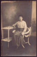 Carte-photo " Jeune Femme Assise Près D'une Console " - Fotografía