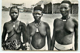 Congo Belge - MWEKA - Tatouages - Jeunes Femmes Aux Seins Nues - Scarifications - Belgisch-Kongo