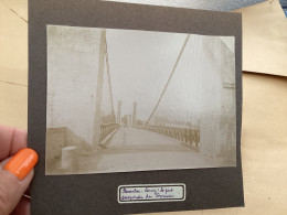 Photo Snapshot 1900 BOURDON-LANCY Le Pont Suspendu Du Fourneau Femme Qui Marche Au Fond Du Pont - Plaatsen