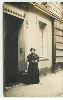 Carte Photo - PARIS - Femme Sur Le Pas D'une Porte - Carte Postée Rue De Bourgogne - Other & Unclassified