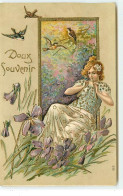 Carte Gaufrée - Doux Souvenir - Jeune Femme Allongée Parmi Des Fleurs Et Des Hirondelles - Femmes