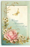 Carte Gaufrée - Heureux Anniversaire - Papillon Volant Au-dessus D'une Rose Et De Fleurs - Verjaardag