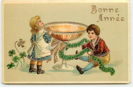 Carte Gaufrée - Nouvel An - Bonne Année - Enfants Décorant Une Coupe De Champagne D'une Guirlande De Trèfles - New Year