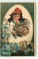 Carte Gaufrée - Joyeuses Pâques - Garçon Tenant Un Panier Rempli D'oeufs Sortant D'un Oeuf - Ostern