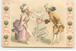 Carte Gaufrée - Bonne Année - Jeune Homme Offrant Un Coeur De Roses à Une Jeune Femme, Colombe - Anno Nuovo