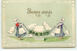 Carte Gaufrée - Bonne Année - Fillette Tirant Une Guirlande De Trèfles - New Year