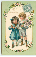 Carte Gaufrée - Bonne Année - Couple D'enfants, Le Garçon Apportant Des Fleurs - New Year