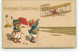 Carte Gaufrée - A Merry Christmas - Enfants Sur Un Plage Regardant Un Avion - Andere & Zonder Classificatie