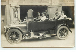 Carte Photo - Automobile - Un Homme Et Des Femmes Dans Une Voiture - PKW