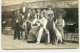 Carte Photo à Localiser - Hommes, Femmes Et Enfants Devant Un Café - Cafes