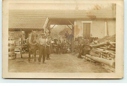 Carte Photo à Localiser - Intérieur D'une Cour Avec Du Bois, Du Charbon, Hommes Près D'attelage - A Identificar