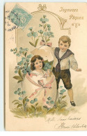 Carte Gaufrée - Joyeuses Pâques - Garçon Aidant Une Fillette à Sortir D'un Oeuf - Pascua