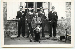 Carte Photo à Localiser - Hommes, L'un Avec Un Tambour, Les Autres Avec Des Trompettes - Conscrits ? - A Identifier