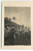 Carte Photo - MARTINIQUE - Un Groupe Sur Une Plage, Entourant Deux Hommes Portant Les Poissons Pêchés - Other & Unclassified