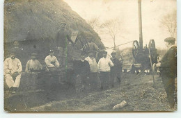 Carte Photo - Hommes Près D'une Machine à Presser La Paille - Cultures