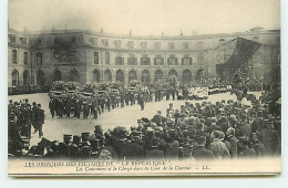 VERSAILLES - Les Obsèques Des Victimes De La République - Les Couronnes Et Le Clergé Dans La Cour De La Caserne - Versailles