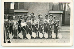 Carte Photo -  Groupe D'enfants En Tenue De Marins, Et Tenant Des Rames - Children And Family Groups