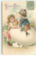 Carte Gaufrée - Joyeuses Pâques - Fillette Portant Un Poussin Et Regardant Un Garçon Sortant D'un Oeuf - Ostern