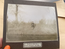 Photo Snapshot 1900 BOURDON-LANCY Au Bord De La Loire, Le Père François à La Pêche Avec Sa Canne à Pêche Au Bord De L’ea - Places