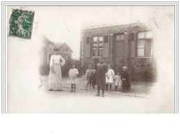 Carte-Photo De LIEVIN Une Femme Et Ses Enfants Devant Une Maison - Lievin