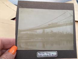 Photo Snapshot 1900 BOURDON-LANCY Le Pont Suspendu Du Fourneau Homme, En Dessous Du Pont Qui Marche Au Bord De L’eau - Orte