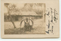 Liberia - RPPC - Chasseur Avec Un Fusil Devant Des Défenses D'éléphant - Ivoire - Liberia