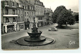 GUINGAMP - La Fontaine De La Pompe (Epoque Renaissance) Et La Place Du Centre - Prisunic - Guingamp