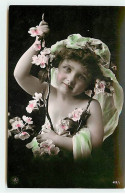 Enfant - Fillette Tenant Des Branches Fleuries - Portraits