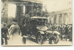 BERLIN - RPPC - Die Freiheitsbewegung In Berlin - Strassenszene Am November 1918 - Otros & Sin Clasificación