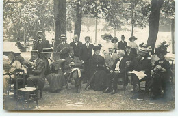 Carte Photo à Localiser - LUCHON ??? - Groupe D'hommes Et De Femmes Assis Sur Des Chaises Sous Des Arbres - Da Identificare