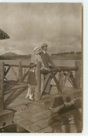 Carte Photo à Localiser - Un Couple Et Une Fillette Sur Un Ponton - A Identifier