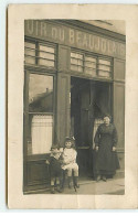 Carte Photo à Localiser - Une Femme Et Deux Enfants Devant Un Café - Comptoir Du Beaujolais - Cafes