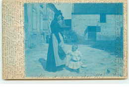 Carte Photo, Envoyée De Lille - Une Femme Et Son Enfant  Nourrissant Un Poussin Dans Une Cour De Ferme - Te Identificeren