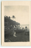 Carte Photo - MARTINIQUE - Un Groupe Sur Une Plage Avec Un Chien, Près De Barques - Other & Unclassified