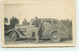 Carte Photo - Homme Près De Sa Voiture - Passenger Cars