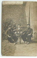 Carte Photo à Identifier - Trois  Hommes Attablés, Et Buvant - A Identifier