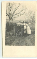 Carte Photo à Localiser - Femmes Près D'un Chariot - A Identifier