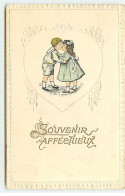 Carte Gaufrée - Souvenir Affectueux - Couple D'enfant S''embrassant Sans Un Coeur - Other & Unclassified