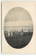 Carte Photo - MARTINIQUE - Un Groupe Sur Une Plage, Près D'une Barque - Andere & Zonder Classificatie