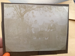 Photo Snapshot 1900 BOURDON-LANCY Femme, Jeune Fille, Enfant, Debout, Assis Sur Des Chaises En Belle Tenue, Jolie Robe - Anonieme Personen